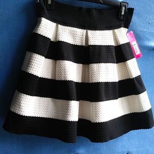 Xhilaration SZ M Blk/Wht Striped Cupcake Skirt
